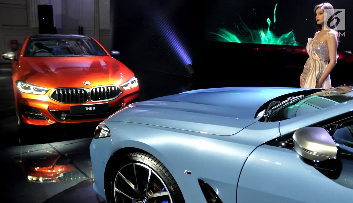Seorang model beridiri dekat all new BMW Seri 8 Coupe saat peluncuran di Jakarta, Jumat (17/5/2019). Dari sisi dapur pacu, mobil terbaru ini dibenamkan mesin 4,4 liter dengan teknologi BMW m performance twinpower turbo. (Liputan6.com/HO/Dani)