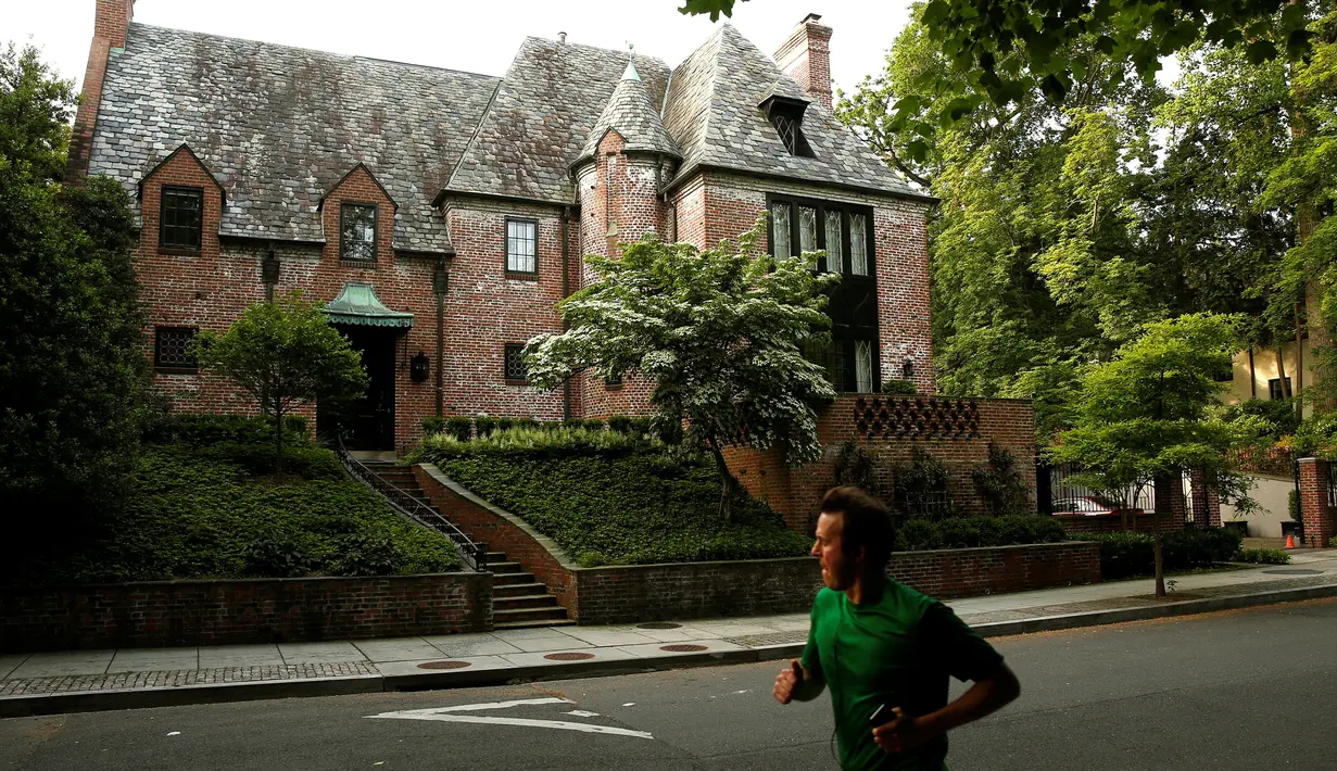 Warga melintas di depan rumah yang akan disewa Barack Obama usai pensiun menjadi presiden, di sebelah barat laut Washington, Kamis (26/5). Rumah yang dibangun tahun 1928 ini diketahui memiliki harga sekitar USD 6.4 juta (Rp80 M). (REUTERS/Gary Cameron)
