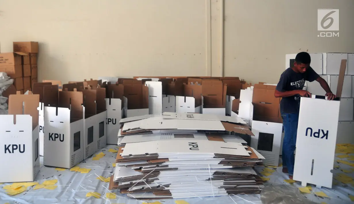 Pekerja merakit kotak suara di Gudang Penyimpanan, Jalan Arteri Yos Sudarso Semarang, Selasa (12/2). Sebanyak 22.670 kotak suara dirakit yang dikerjakan oleh 20 pekerja dalam waktu satu bulan. (Liputan6.com/Gholib)