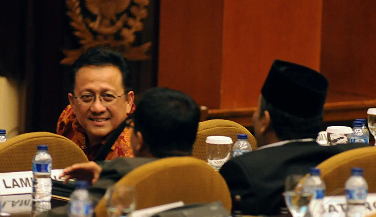 Irman Gusman (kiri) berbincang dengan koleganya disela-sela sidang pemilihan Ketua DPD RI 2014-2019 di Kompleks Parlemen gedung Nusantara V, Jakarta, (Liputan6.com/Helmi Fithriansyah)