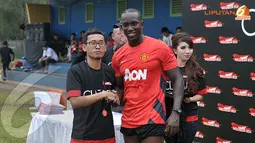 Komeni, salah satu fans Manchester United asal Jakarta bangga mengikuti Training Camp Ayo Indonesia Bisa dan berfoto bersama sang idola  (Liputan6.com/Helmi Fithriansyah)