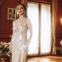 BCL terlihat shining dengan gaun slit bertabur beads yang berkilau, cocok dengan anting-antingnya. [@bclsinclair]