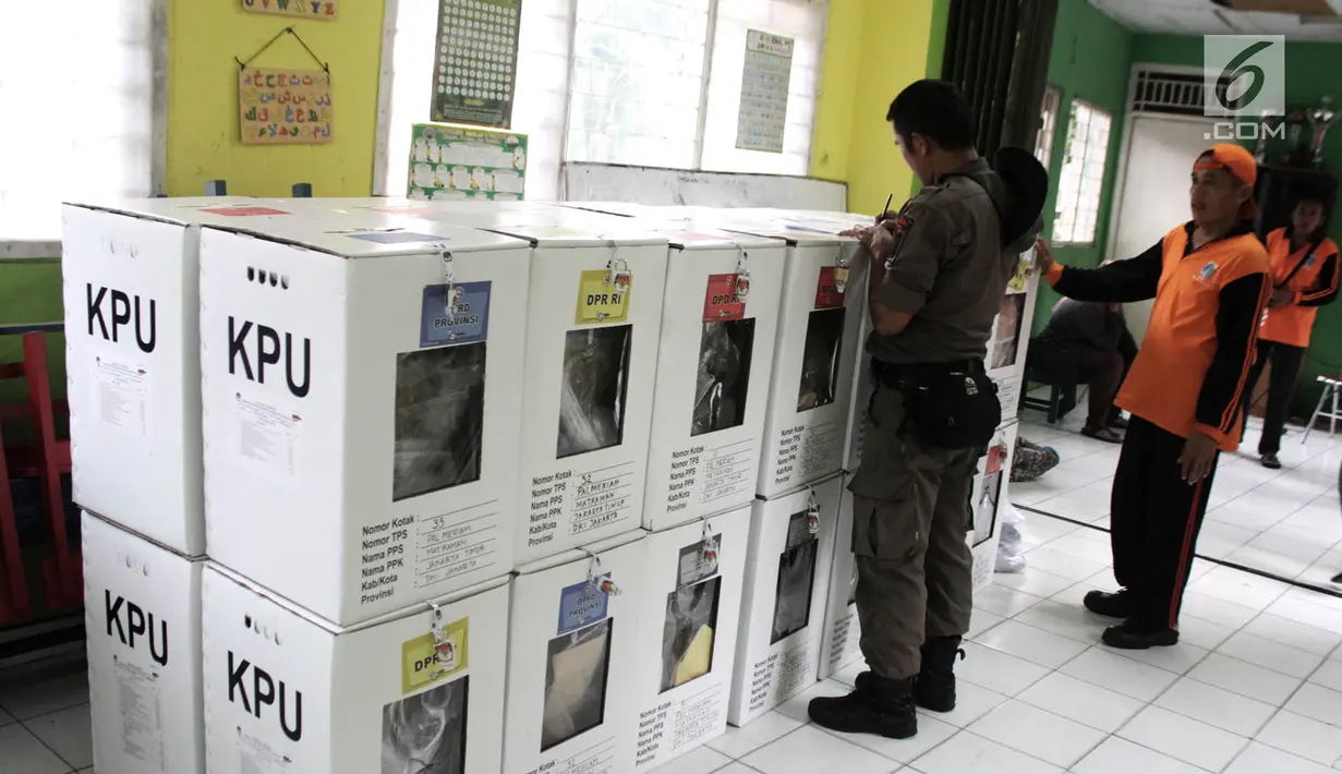 Petugas Satpol PP dan PPSU saat mendistribusikan logistik Pemilu 2019 ke wilayah RW di Kelurahan Palmeriam, Kecamatan Matraman, Jakarta, Selasa (16/4). Pendistribusian logistik pemilu 2019 untuk calon presiden dan legislatif sudah mencapai 99 persen. (merdeka.com/Iqbal S Nugroho)