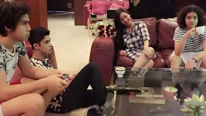 Maia Estianty bersama Al, El, dan Dul