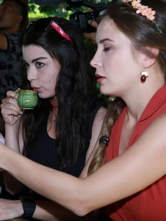 Gulcin Tuncok pemeran Zeynep di serial ‘Elif’ menjajal kopi yang telah diseduh bersama-sama setelah melihat langsung bagaimana proses pembuatan kopi luwak. (Deki Prayoga/Bintang.com)