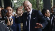 Gianni Infantino tidak mengucapkan sepatah dua patah kata ketika sampai di Kantor PSSI. Presiden FIFA kelahiran 23 Maret 1970 itu hanya melambaikan tangan dan menempelkan kedua telapak tangan. (Bola.com/M Iqbal Ichsan)