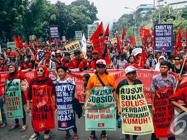 Massa menggelar unjuk rasa menolak kenaikan harga BBM di depan Istana Merdeka, Jakarta, Selasa (11/11/2014)(Liputan6.com/Faizal Fanani)
