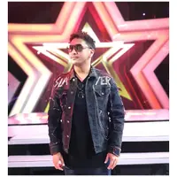 "Pertama, emang orang masih mau dengerin saya nyanyi ya. Kedua, apa saya bisa nyanyiin sebagus yang dinyanyiin om Chrisye," tuturnya. (Instagram/giring)