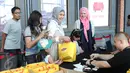Pengunjung melakukan registrasi saat akan nobar Peanut Snoopy di Blitz Megaplex, Jakarta, Sabtu (12/12/2015). Nonton bareng tersebut diselenggarakan oleh Cinemaholic Liputan6.com bekerjasama dengan Lipton. (Liputan6.com/Angga Yuniar)