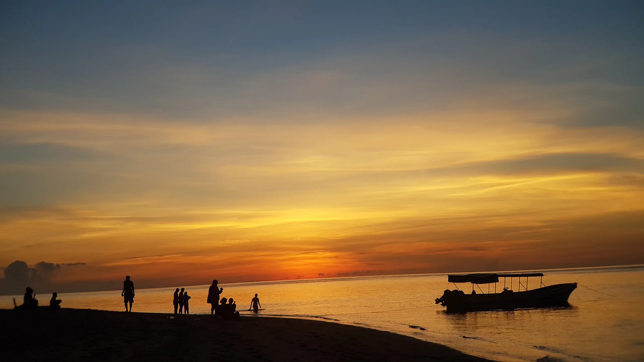 Menyaksikan matahari terbenam dari Pulau Hatta di Kecamatan Banda, Banda Neira, Maluku. (Liputan6.com/Aditya Eka Prawira)