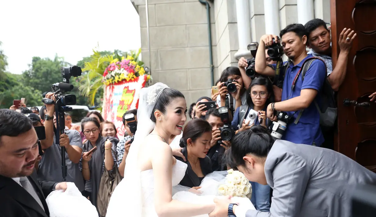 Pemeran Sandra Dewi resmi melepas masa lajangnya hari ini, Selasa (8/11) dengan Harvey Moeis. Acara pemberkatan nikah berlangsung kidmat mulai pukul 13.00 WIB. (Nurwahyunan/Bintang.com)