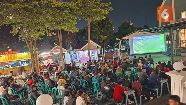 Nobar sepakbola di wisata alam Oasis Sukabumi. (Liputan6.com/Fira Syahrin).
