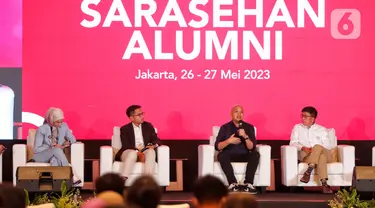 Managing Director PT Elang Mahkota Teknologi Tbk atau Emtek Sutanto Hartono, Komisaris Telkomsel Yose Rizal, Sri Paduka Mangkoenagoro X dan Staf Khusus (Stafsus) Presiden Angkie Yudistia saat menjadi pembicara dalam Sarasehan Alumni Perhimpunan Pelajar Indonesia (PPI) di Grand Ballroom Menara BNI Pejompongan, Jakarta, Sabtu (27/5/2023). (Liputan6.com/Angga Yuniar)