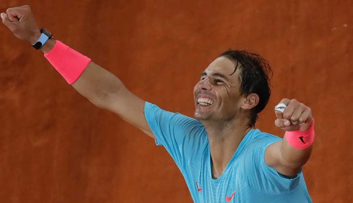 Petenis Rafael Nadal merayakan kemenangannya atas Novak Djokovic pada final Prancis Terbuka 2020 di Stadion Roland Garros, Paris, Prancis, Minggu (11/10/2020). Dengan kemenangan ini, Nadal menyamai rekor Roger Federer dengan meraih 20 gelar Grand Slam. (AP Photo/Christophe Ena)
