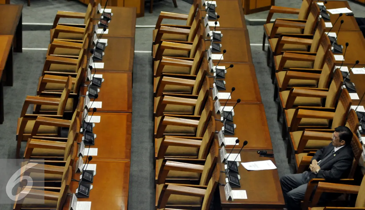 Anggota Dewan mengikuti Rapat Paripurna ke-30 DPR RI masa persidangan V Tahun sidang 2015-2016, Senayan, Jakarta, Senin (20/6). Salah satu isi rapat yaitu membacakan surat Presiden Jokowi tentang penunjukkan Kapolri. (Liputan6.com/Johan Tallo)