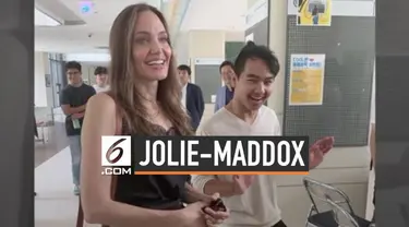 Angelina Jolie melepas anak suslungnya Maddox Jolie-Pitt yang akan berkuliah di Korea Selatan. Saat melepas Maddox di bandara, ada momen haru yang terlihat di muka Jolie.