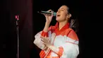 Jangan pernah ragukan kualitas bernyanyi dari Raisa. Penyanyi kelahiran 6 Juni 1990 selalu totalitas ketika bernyanyi di atas panggung. Momen Raisa bernyanyi penuh penghayatan ini sukses curi perhatian hingga foto saat ia bernyanyi tuai pujian dari warganet. (Liputan6.com/IG/@raisa6690)