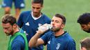 Pemain Juventus beristirahat usai latihan di Red Bull Arena, New Jersey, Jumat (21/7/2017). Latihan ini dilakukan jelang laga ICC 2017 melawan Barcelona. (AFP/Jewel Samad) 