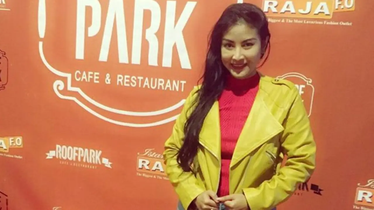 Pesinetron Izty Nathalia kerap diminta mengiklankan produk tertentu di media sosial.