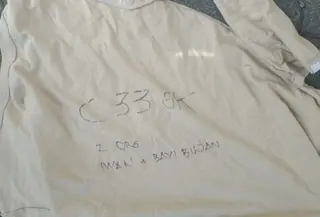 Baju yang dilempar penghuni apartemen Mediterania saat kebakaran. (Antara)