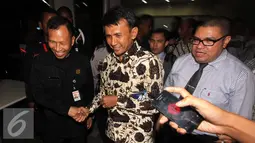 Gubernur Sumatera Utara Gatot Pujo Nugroho (tengah) diperiksa penyidik KPK selama 11 jam, Jakarta, Rabu (22/7/2015). Saat keluar Gatot terlihat lelah meskipun masih mampu tersenyum. (Liputan6.com/Helmi Afandi)