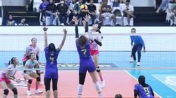 Liu Yanhan mencoba memukul bola saat Jakarta Livin Mandiri menghadapi Jakarta Electric PLN pada laga Pekan 5 Putaran II PLN Mobile Proliga 2025 di GOR Jalak Harupat, Bandung, Jawa Barat, Jumat (7/2/2025). (Dok. PBVSI)