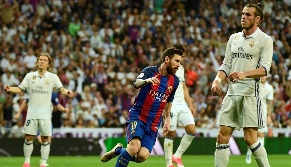 Bintang Barcelona, Lionel Messi, setelah mencetak gol ke gawang Real Madrid dalam pertandingan El Clasico, di Santiago Bernabeu, Minggu atau Senin (24/4/2017) dini hari WIB. (AFP/Pierre-Philippe Marcou). 