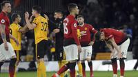 Para pemain Manchester United tampak lesu usai ditaklukkan Wolverhampton Wanderers pada laga Premier League 2019 di Stadion Molineux, Selasa (2/4). Wolverhampton menang 2-1 atas Manchester United. (AP/Rui Vieira)