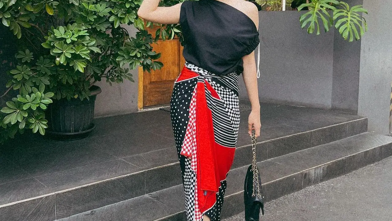 6 Gaya Febby Rastanty Berkain dan Berkebaya, Stylish untuk Sehari-hari
