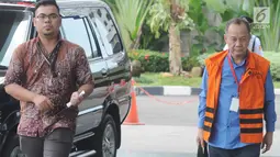 Mantan Ketua Badan Penyehatan Perbankan Nasional (BPPN) Syafruddin Arsyad Temenggung dikawal petugas tiba untuk menjalani pemeriksaan lanjutan di gedung KPK, Jakarta, Senin (19/3). (Merdeka.com/Dwi Narwoko)
