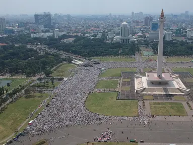 Foto aerial umat muslim melaksanakan salat Jumat saat Aksi Bela Palestina di Kawasan Monas, Jakarta, Jumat (11/5). Aksi ini bertajuk Indonesia Bebaskan Al-Quds. (Liputan6.com/Arya Manggala)