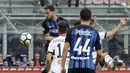 Bek Inter Milan, Danilo D'Ambrosio, melepaskan tandukan kepala ke gawang Genoa pada laga Serie A di Stadion Giuseppe Meazza, Minggu (24/9/2017). Inter Milan menang 1-0 atas Genoa. (AP/Luca Bruno)