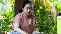 Puan Maharani makan di Warung Kopi Klotok Yogyakarta. (dok. Instagram @puanmaharaniri/https://www.instagram.com/p/C9HYOc6vg8L/)