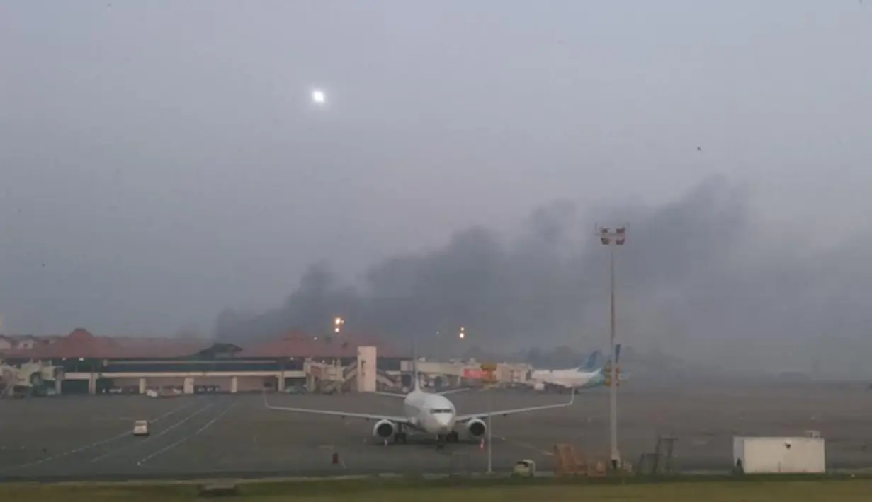 Asap tebal dari terminal 2 terlilihat dari terminal 3 di Bandara Soekarno Hatta, Jakarta, Minggu (5/7/2015). Hingga kini penyebab terjadinya kebakaran tersebut belum diketahui dan masih dalam penyelidikan. (Twitter@djax12)