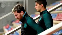 Barcelona tetap berlatih serius jelang menjamu Borussia Monchengladbach walau sudah lolos ke-16 besar Liga Champions. Lionel Messi dan Luis Suarez saat akan memulai latihan. (AFP/Lluis Gene)