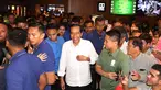 Presiden Joko Widodo usai menonton film Dilan 1990 di Senayan City, Jakarta, Minggu, (25/2). Usai menonton Dilan, Jokowi menyapa warga yang tengah berkunjung di mal tersebut. (Liputan6.com/Angga Yuniar)