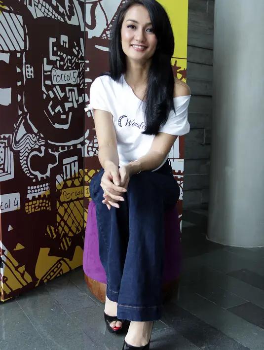 Kesabarannya sosok ibu 'single parents' dalam merawat anaknya yang sakit, sampai ia melihat ada bakat terpendam dalam diri anaknya. (Deki Prayoga/Bintang.com)