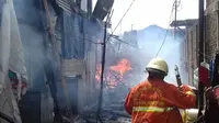 Kebakaran permukiman padat penduduk di Kalideres, Jakbar, Senin (3/10/2016). (Liputan6.com/Muslim AR)