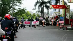 Akibat kelangkaan premium, antrean kendaraan pun memanjang di beberapa SPBU, Jakarta, Senin (25/8/14). (Liputan6.com/Andrian M Tunay)