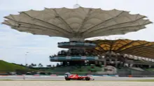 Aksi pebalap Ferrari, Sebastian Vettel melaju pada lintasan balapan Formula One Malaysia Grand Prix, Sepang, (01/10/2017). Vettel akhirnya finis pada posisi keempat. (AFP/Manan Vatsyayana)