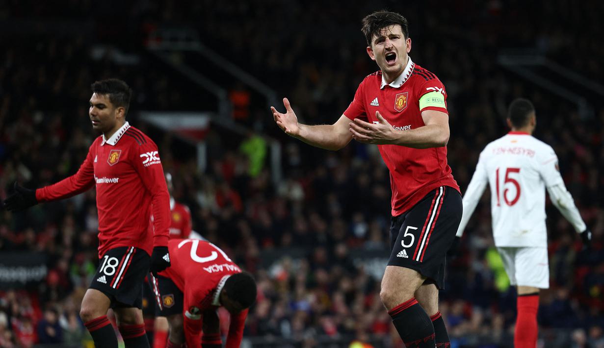 <p>Reaksi kecewa pemain Manchester United, Harry Maguire setelah mencetak gol bunuh diri pada laga leg pertama perempat final Liga Europa 2022/2023 melawan Sevilla di Old Trafford, Manchester, Jumat (14/04/2023) dini hari WIB. Laga berakhir dengan skor 2-2. (AFP/Darren Staples)</p>