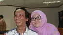 Mandra Naih (kiri) saat ditemani istri Mila Sari Juwita sebelum menjalani sidang lanjutan di Pengadilan Tipikor, Jakarta, Senin (31/8/2015). Sidang ini beragendakan pembacaan eksepsi atau nota keberatan dari terdakwa. (Liputan6.com/Herman Zakharia)