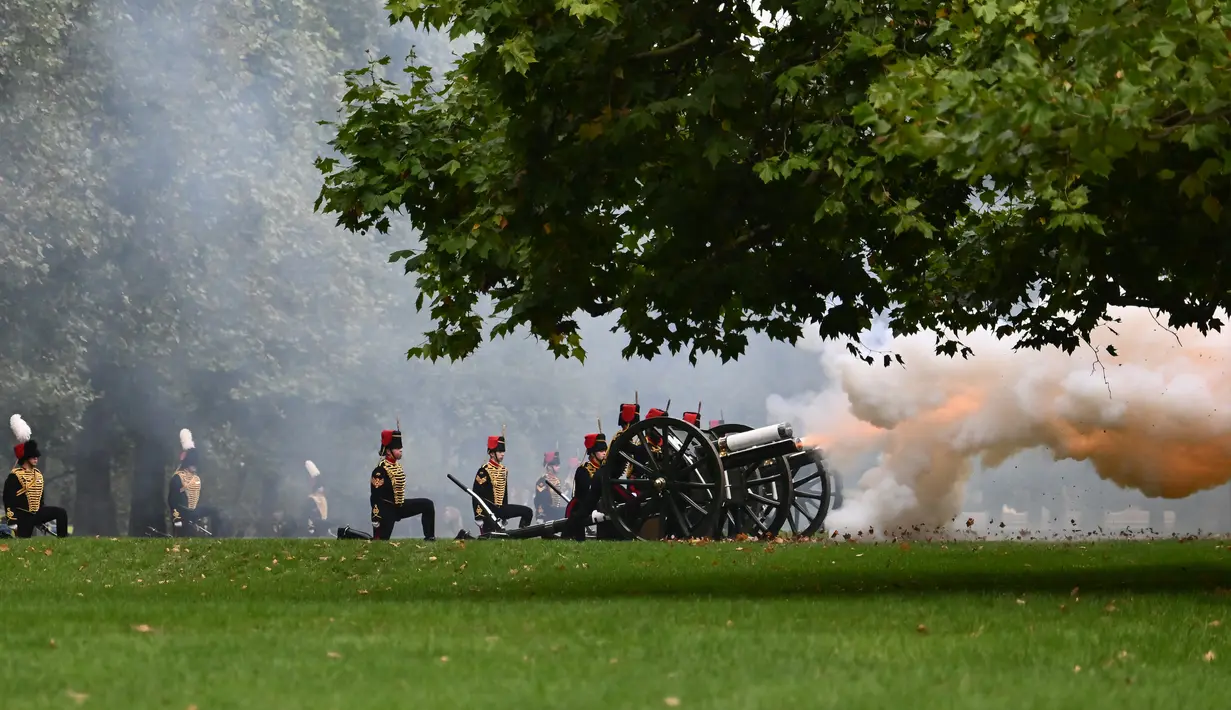 Tentara Inggris dari divisi King's Troop Royal Horse Artillery menembakkan meriam untuk menandai proklamasi Raja Charles III di Hyde Park, London, Inggris, Sabtu (10/9/2022). Selanjutnya, dokumen proklamasi Raja Charles III akan diumumkan juga di Skotlandia, Wales, dan Irlandia Utara. (Marco BERTORELLO/AFP)