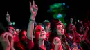 Sejumlah penggemar wanita menyaksikan band Amerika Alter Bridge di Rock in Rio Festival di Olympic Park, Rio de Janeiro, Brazil, (22/9). Rock in Rio merupakan salah satu acara musik terbesar di dunia. (AFP Photo/Mauro Pimentel)