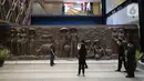 Pengunjung melihat relief peninggalan Bung Karno di pusat perbelanjaan Sarinah di Jakarta, Senin (21/3/2022). Relief bersejarah peninggalan Presiden pertama RI, IR Soekarno tersebut menjadi daya tarik pengunjung saat beroperasi kembalinya Sarinah hari ini. (Liputan6.com/Faizal Fanani)