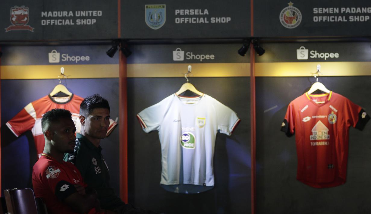 Perwakilan dari pemain Semen Padang dan Bahayangkara FC turut hadir saat konferensi pers launching official merchandise 5 klub di Holywings, Jakarta, Selasa (23/7). Shoppe hadirkan official shop merchandise dari 5 klub Liga 1.