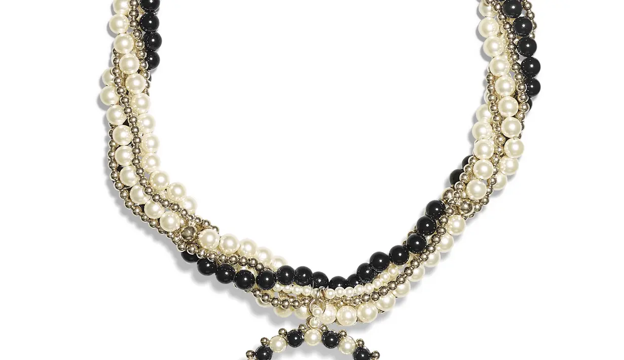 Pernyataan gaya makin terlihat dengan paduan kalung mutiara cantik. (Liputan6.com/pool/Chanel)