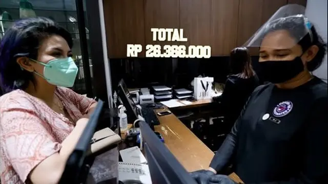 Nikita Mirzani saat berbelanja ke mal menggunakan daster
