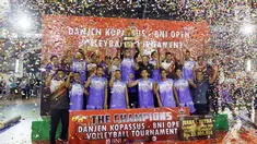 Tim Voli TNI AL berselebrasi sebagai juara kategori putra pada final turnamen Danjen Kopassus Open Volleyball Tournament, di GOR Nanggala, Jakarta. Minggu (08/4). Tim TNI AL memenangkan set keempat 25-19 atas tim PBVAD.  (Liputan6.com/Johan Tallo)