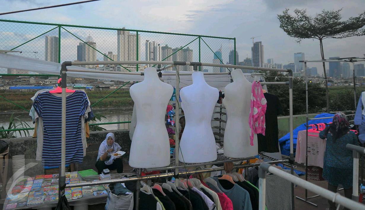 Pasar malam yang diselenggarakan setiap seminggu sekali tersebut menyediakan berbagai macam pakaian dan keperluan rumah tangga, Jakarta, Selasa (10/1). (Liputan6.com/Angga Yuniar)